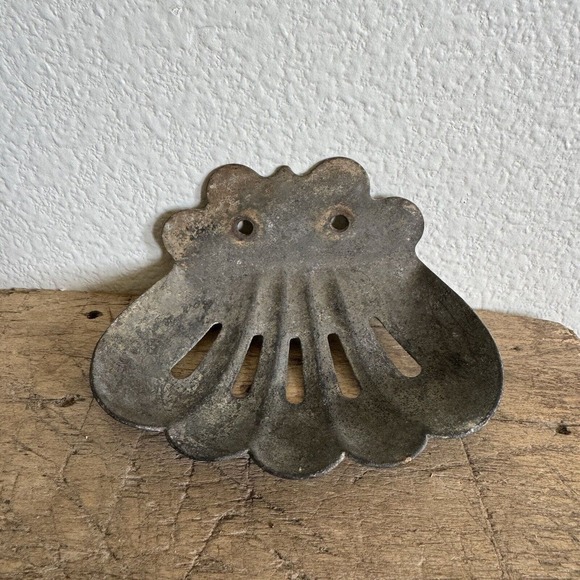 Vintage Metal Soap Dish Wall Mount Scalloped Feminine Patina Rustic Salvage - Picture 1 of 11